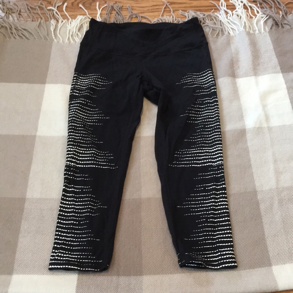 Athleta black/white capri leggings size small